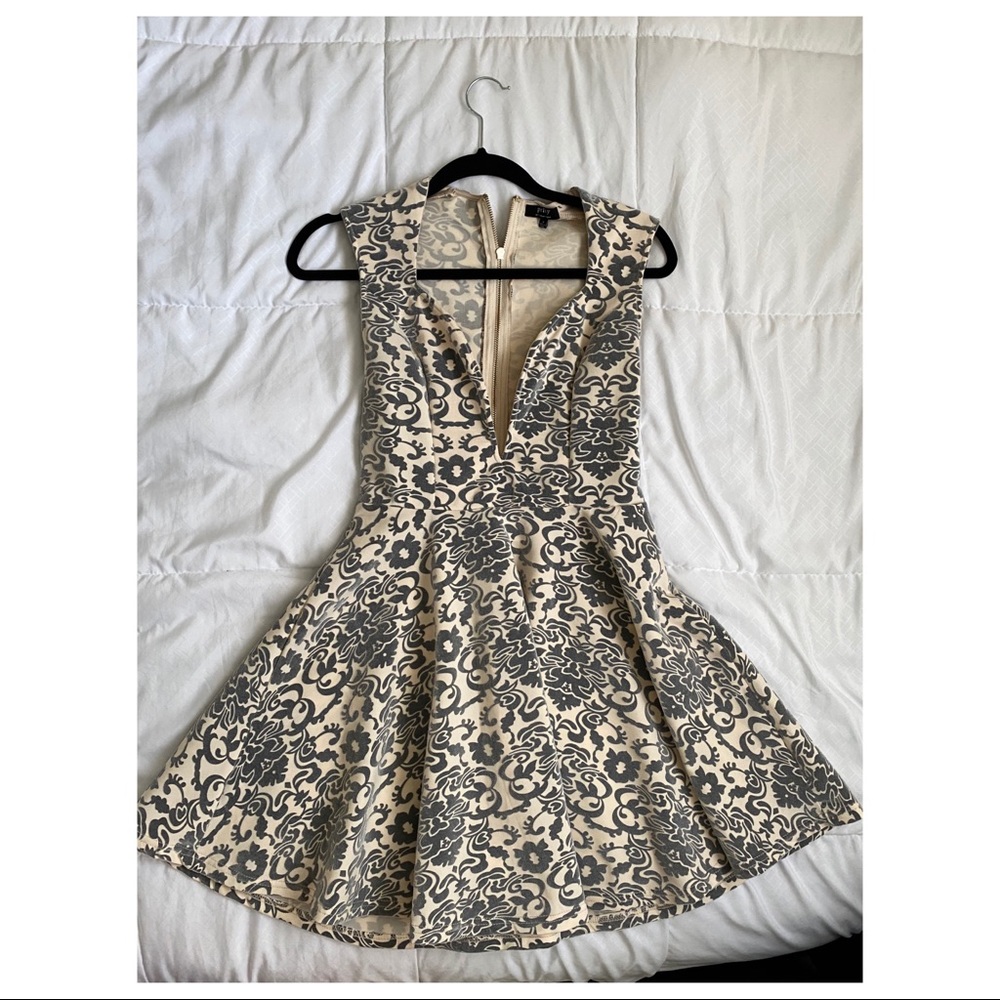 NWOT Privy Beige and Gray Floral Print Dress MED